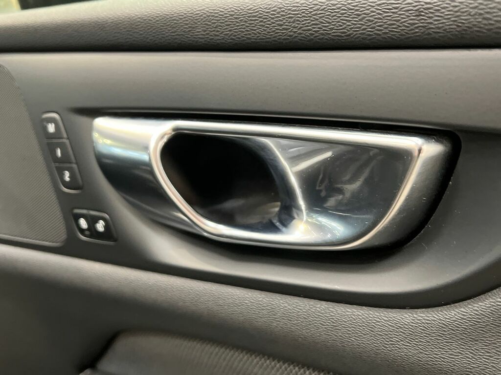 Volvo V60 T4 Momentum Plus White #35