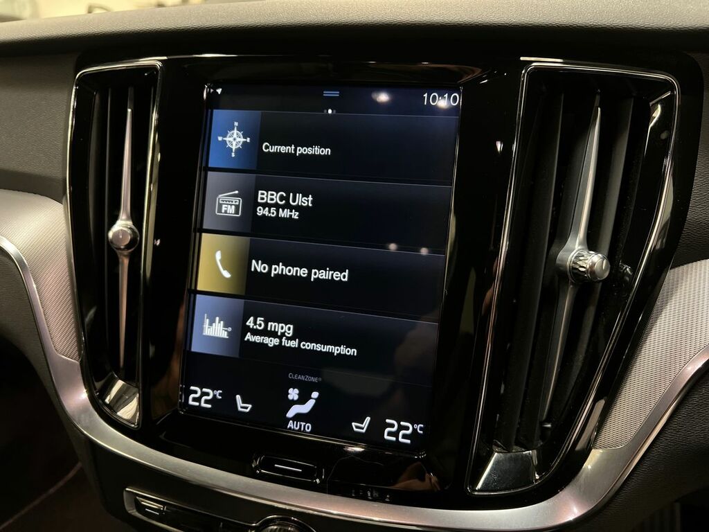 Volvo V60 T4 Momentum Plus White #20