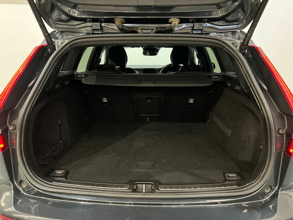 Volvo V60 T4 Momentum Plus White #13