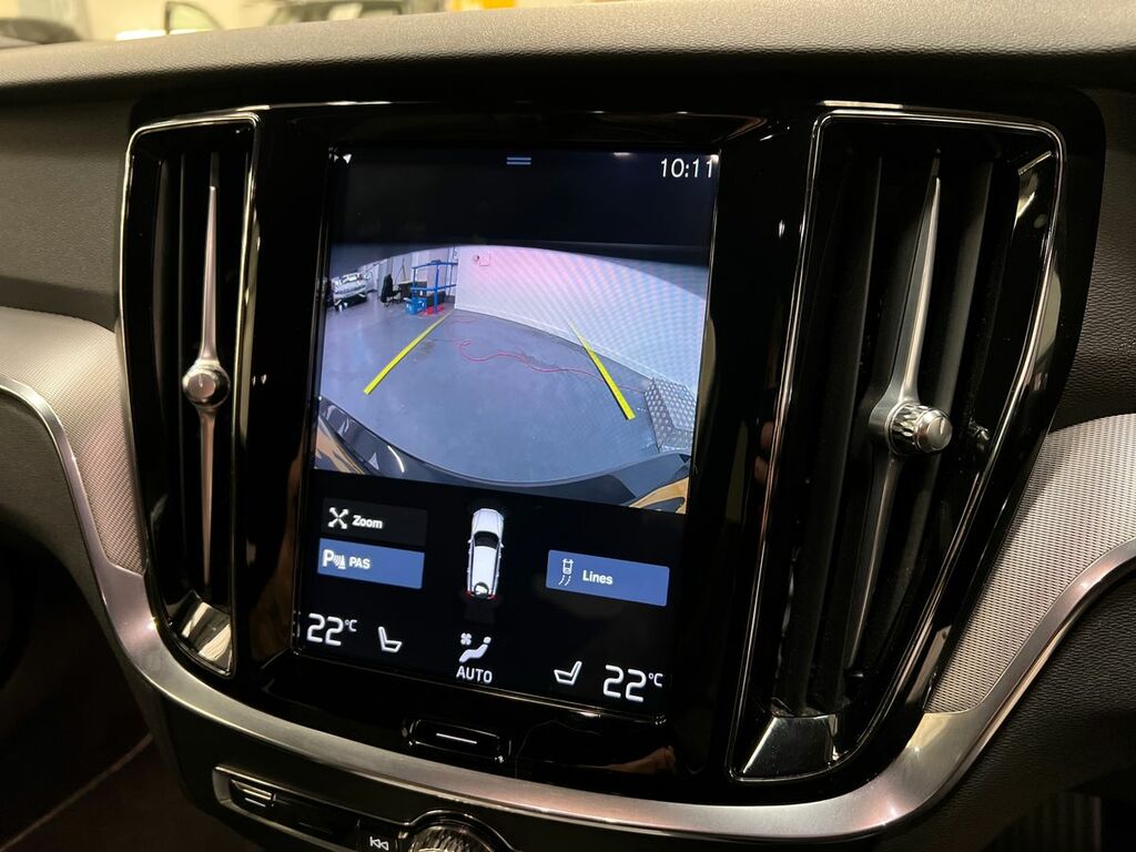 Volvo V60 T4 Momentum Plus White #19