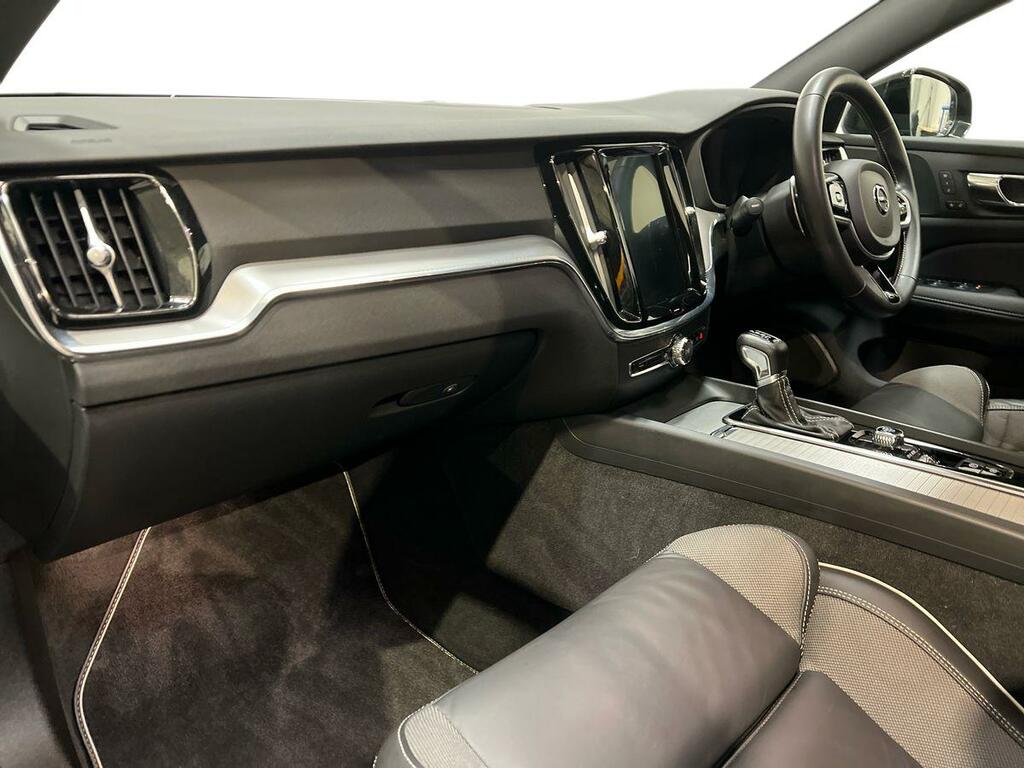 Volvo V60 T4 Momentum Plus White #4