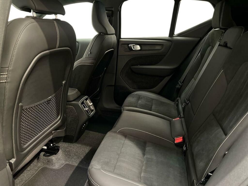 Volvo XC40 Plus Black #6