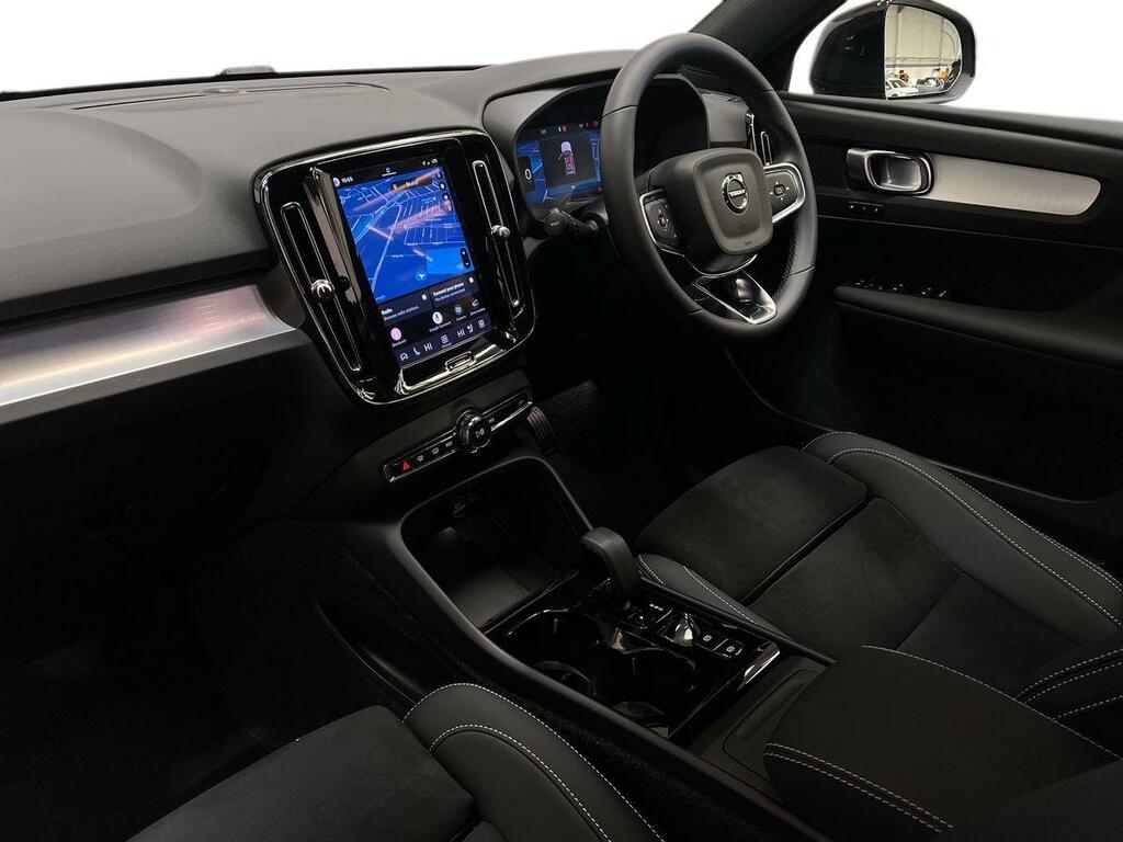 Volvo XC40 Plus Black #4
