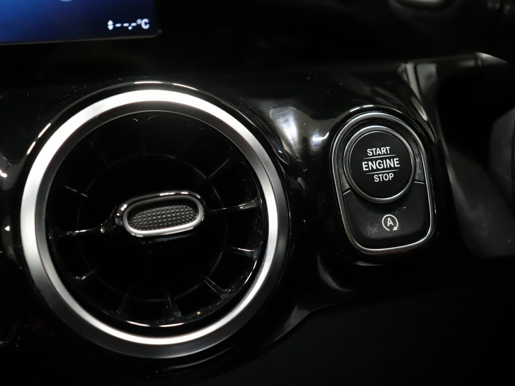 Mercedes-Benz GLA Class 200 Amg Line Premium Black #37