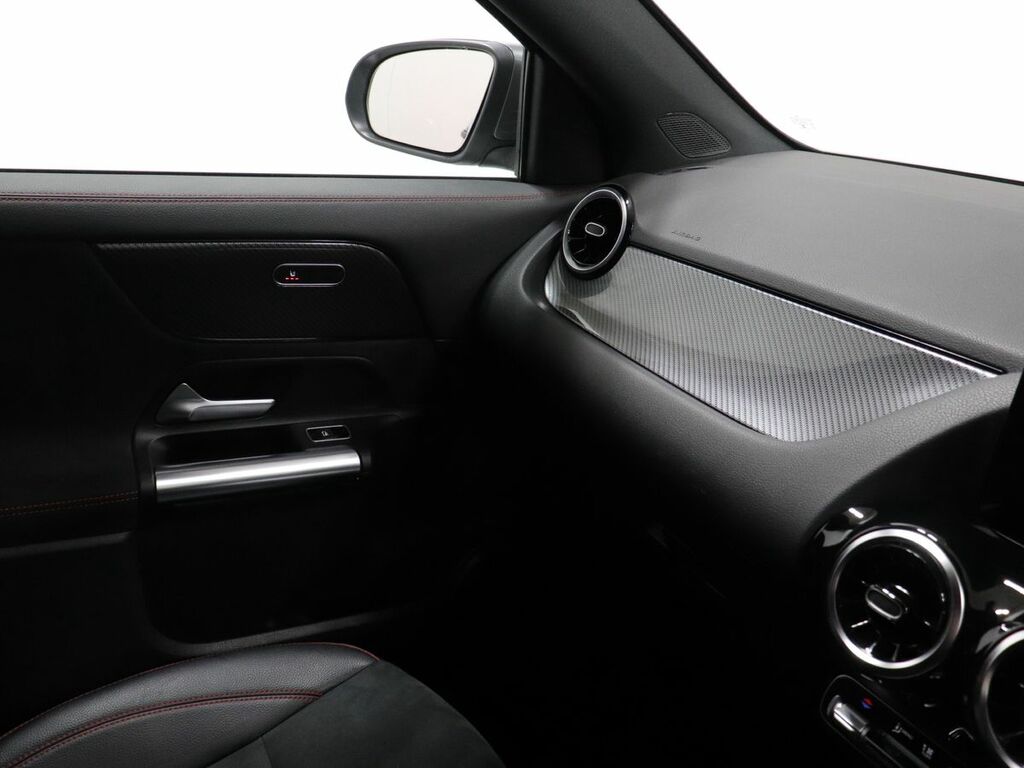 Mercedes-Benz GLA Class 200 Amg Line Premium Black #38