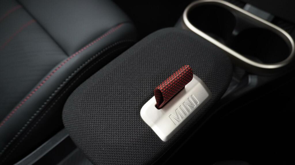 Mini Hatch 1.5 C Exclusive Level 2 Black #24