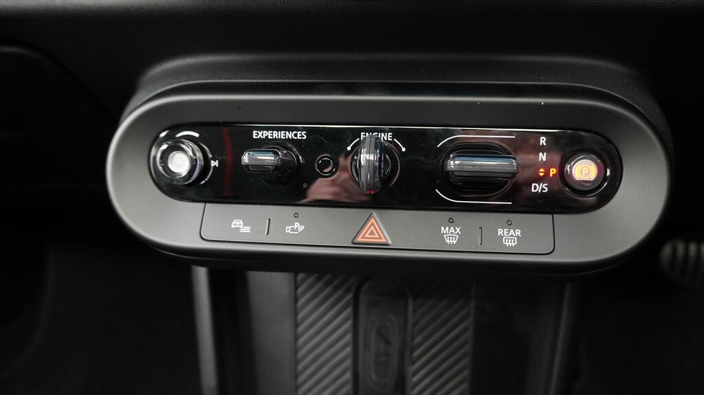 Mini Hatch 1.5 C Exclusive Level 2 Black #23