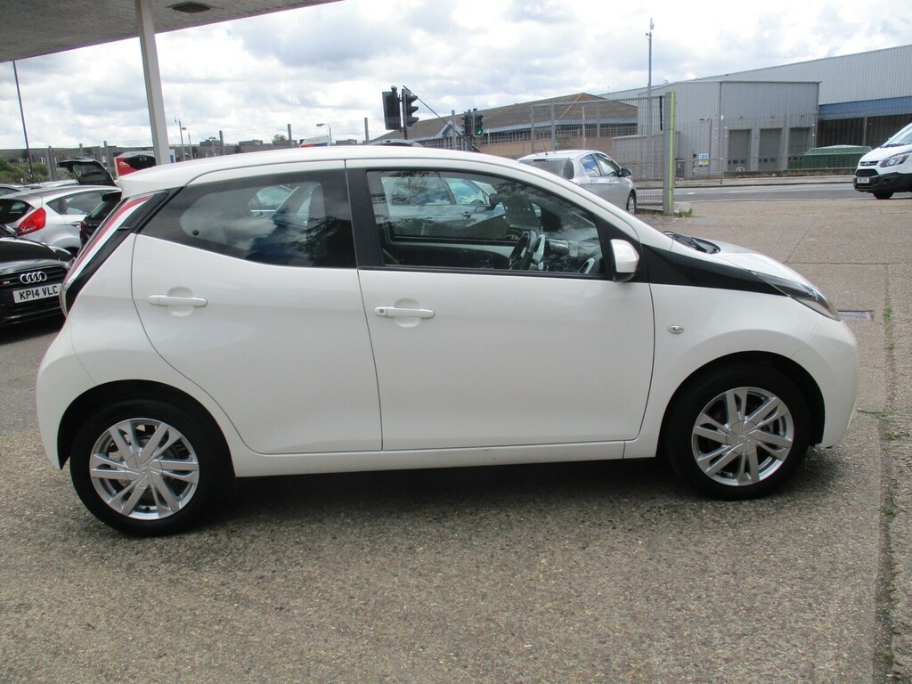 Toyota Aygo 1.0 Vvt-i X-pression X-shift HK14VMR White #2