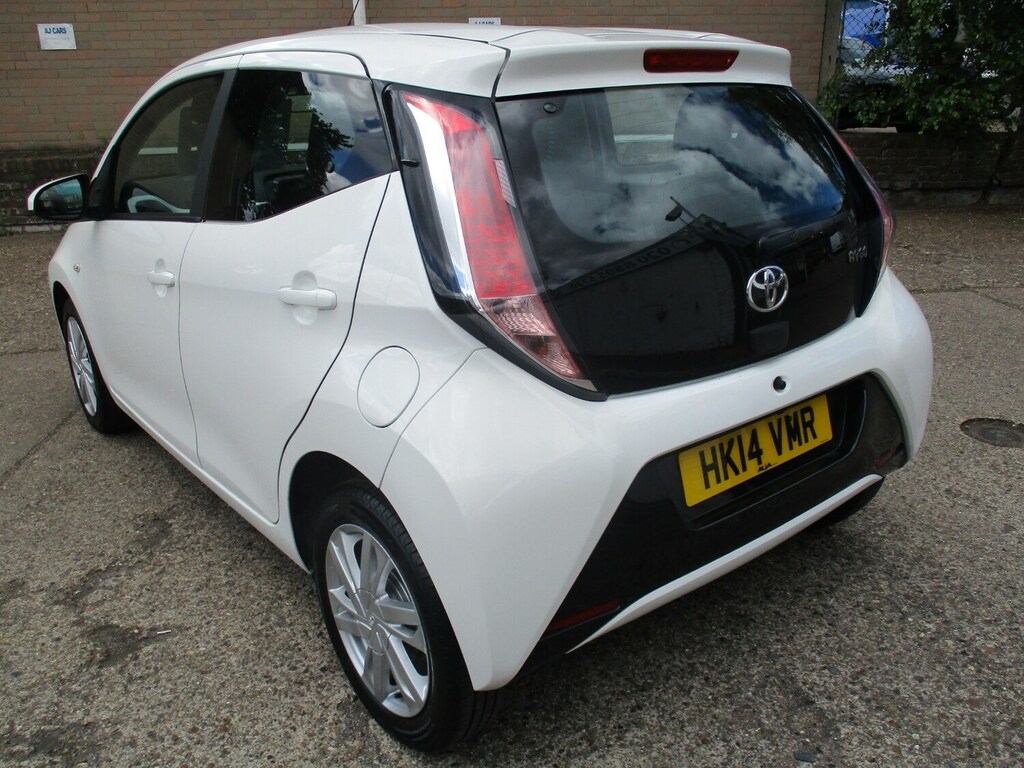 Toyota Aygo 1.0 Vvt-i X-pression X-shift HK14VMR White #4