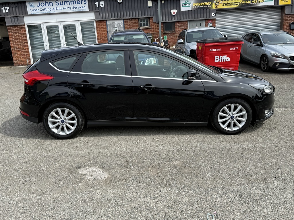 Ford Focus Hatchback CE67TXS Black #4