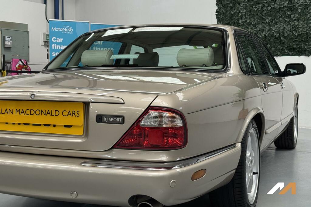 Jaguar XJ Green #20