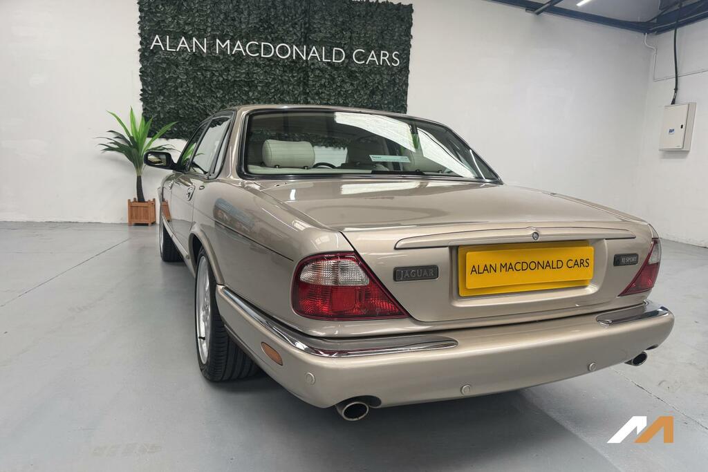 Jaguar XJ Green #25
