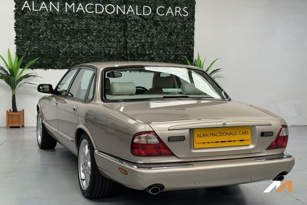 Jaguar XJ Green #24