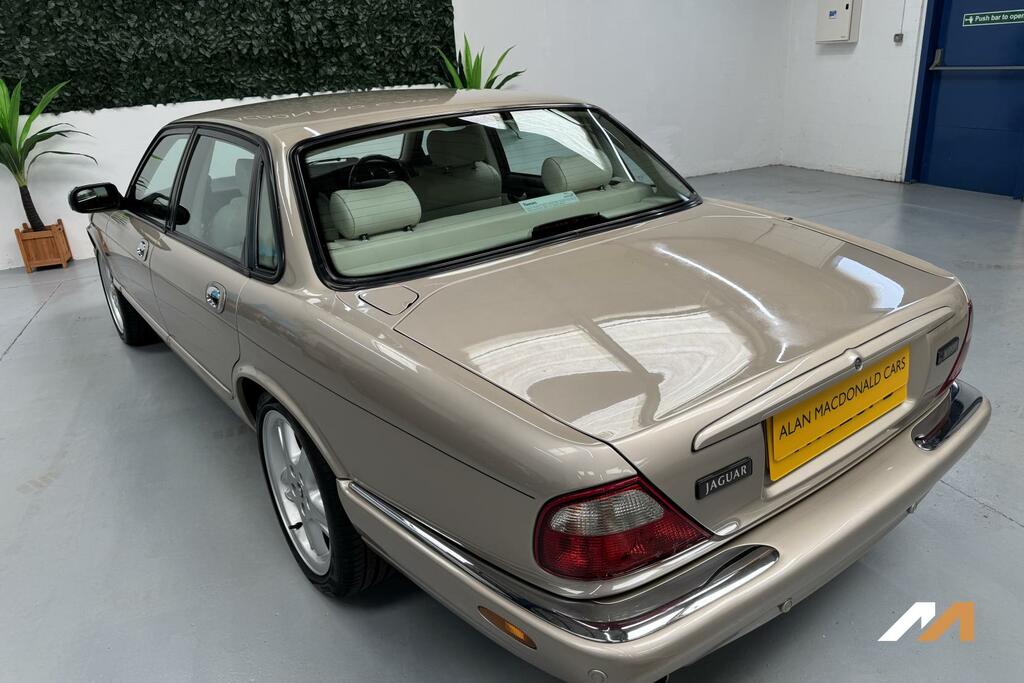 Jaguar XJ Green #17