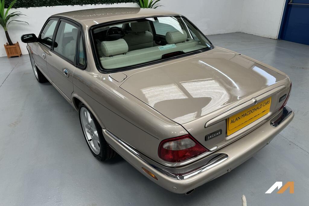 Jaguar XJ Green #19