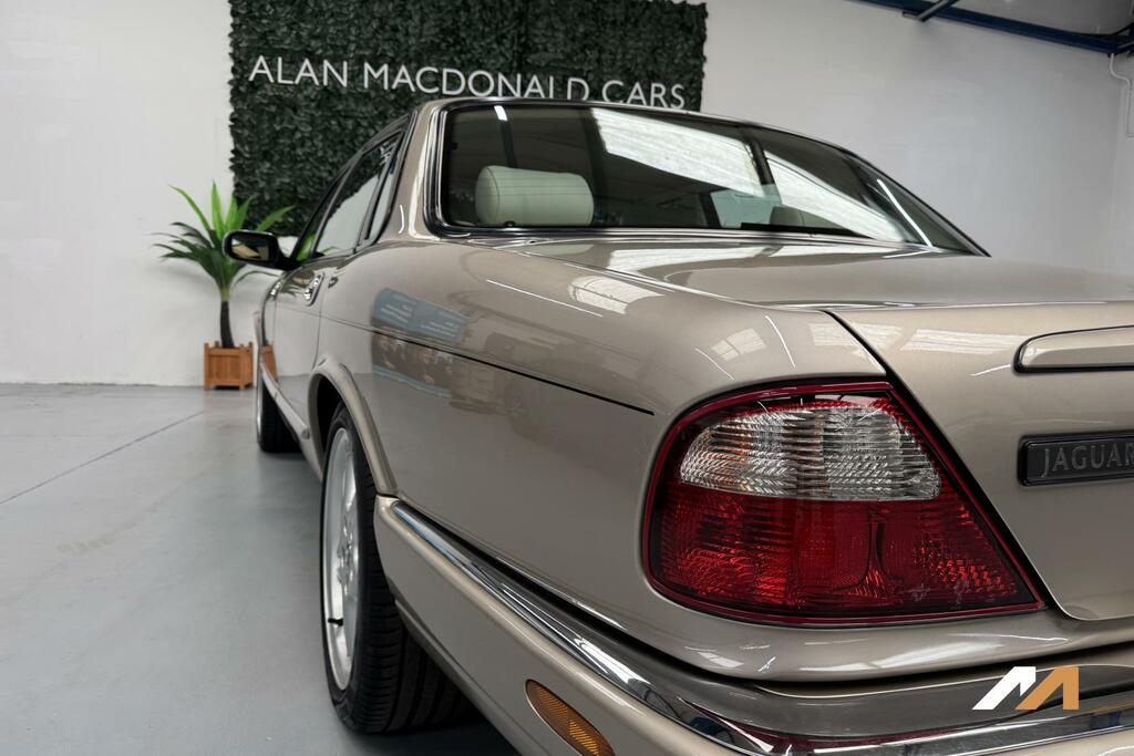 Jaguar XJ Green #23
