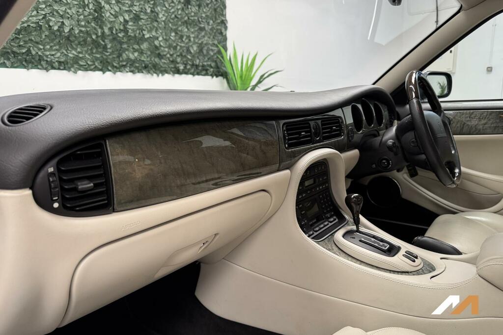 Jaguar XJ Green #7