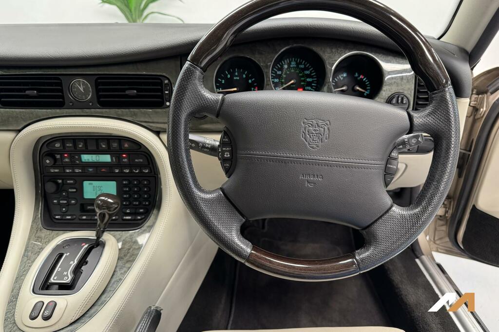 Jaguar XJ Green #8