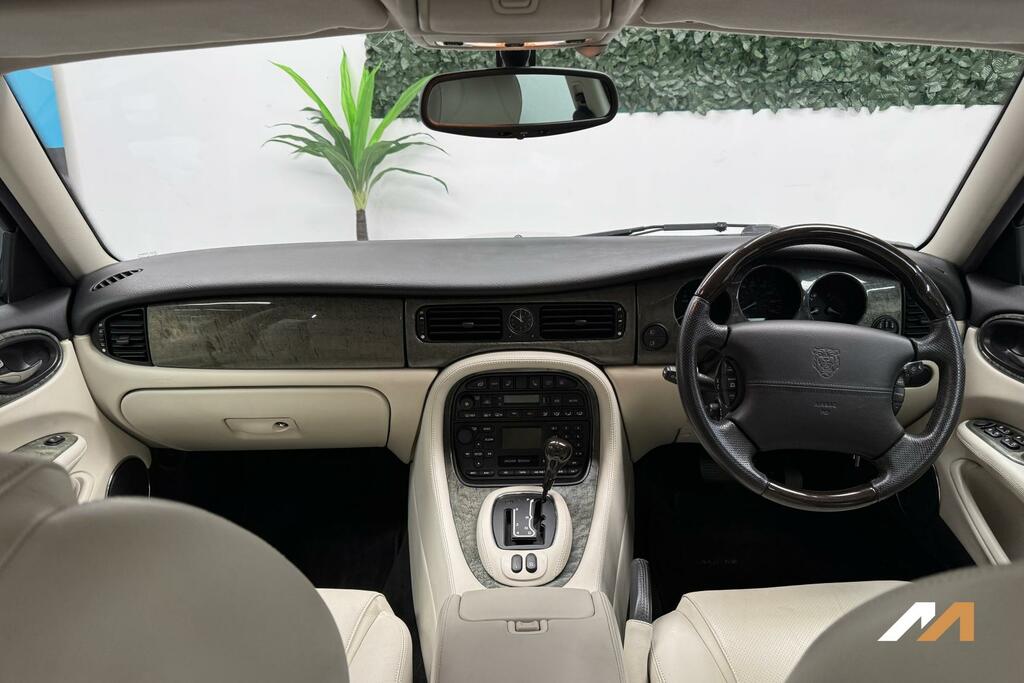 Jaguar XJ Green #15
