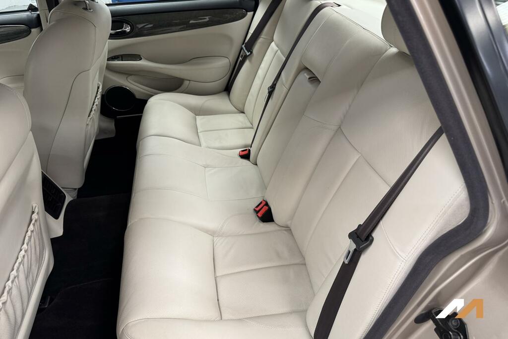 Jaguar XJ Green #16