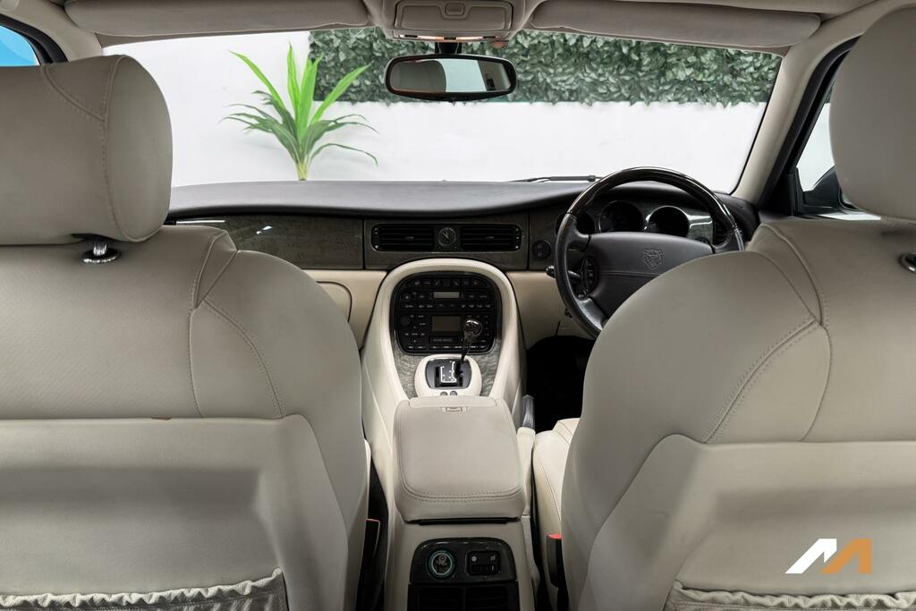 Jaguar XJ Green #11
