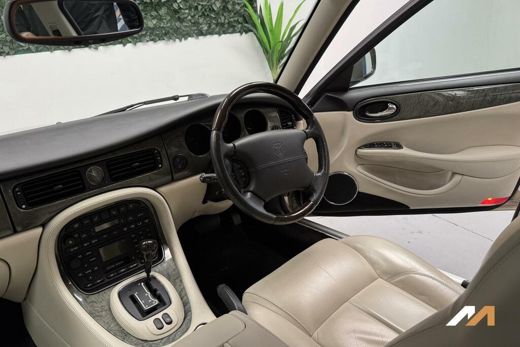 Jaguar XJ Green #13