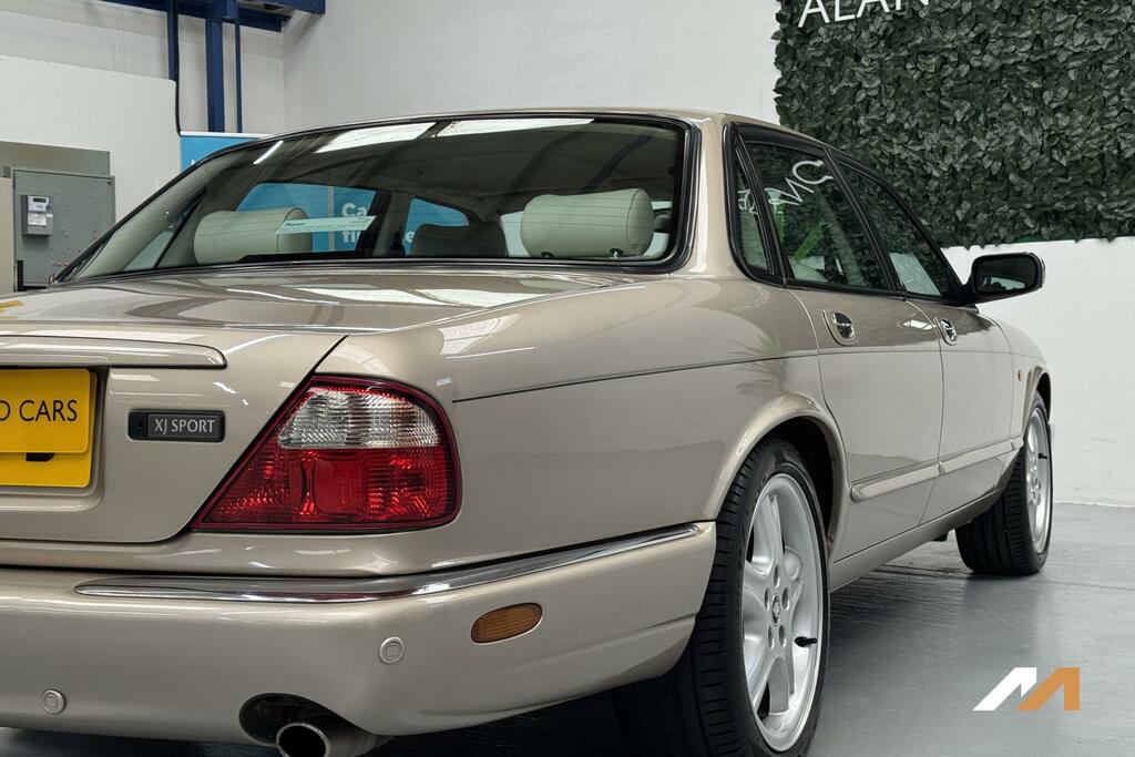 Jaguar XJ Green #21