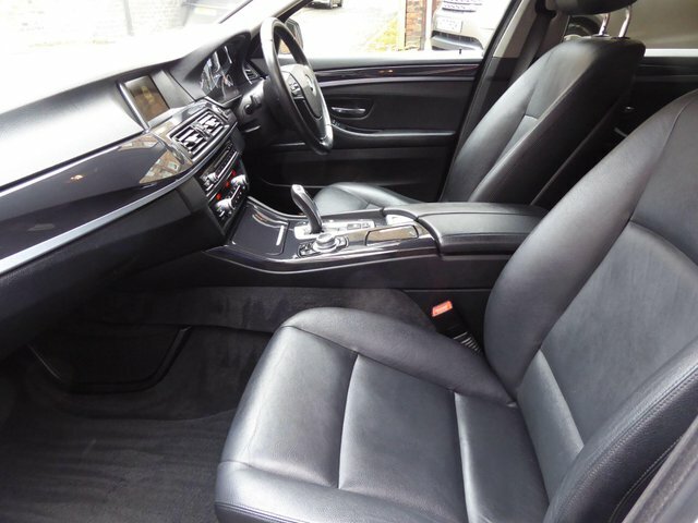 BMW 5 Series Estate Blue #10