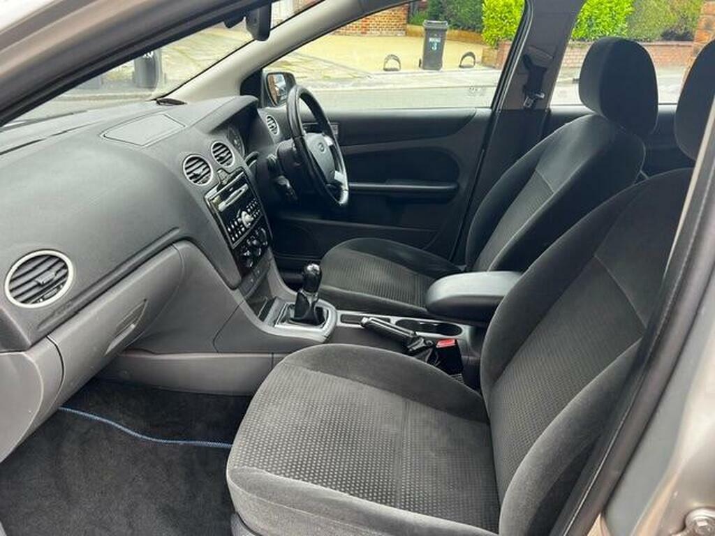 Ford Focus 1.6 Ghia Silver #4