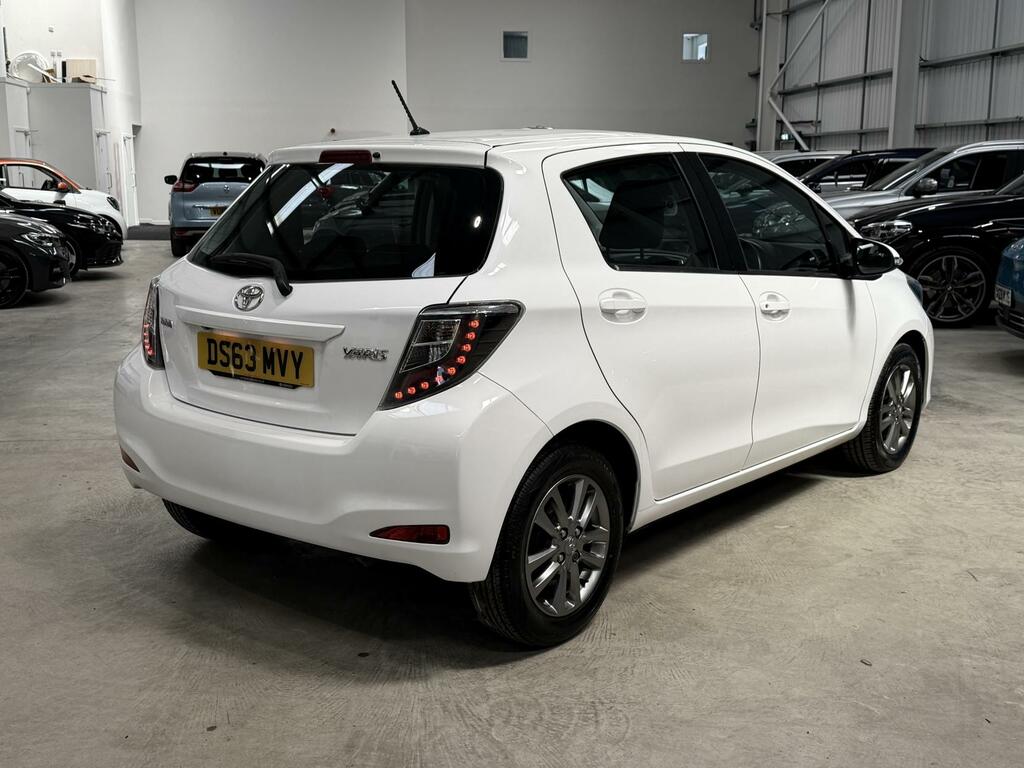 Toyota Yaris Icon Plus White #5