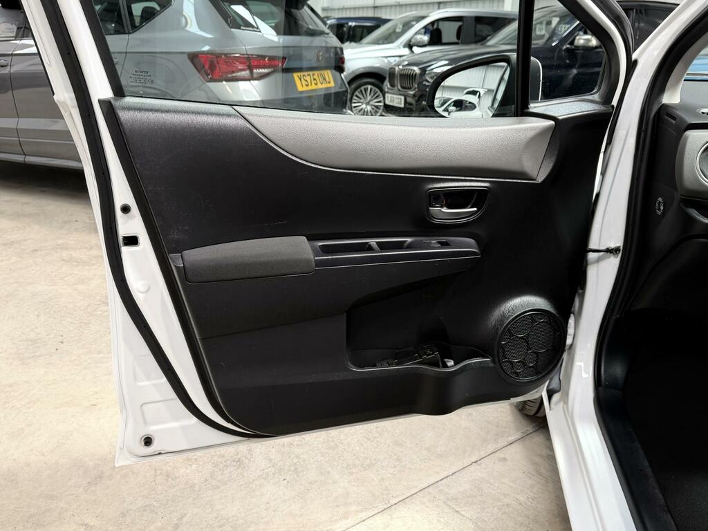 Toyota Yaris Hatchback White #34