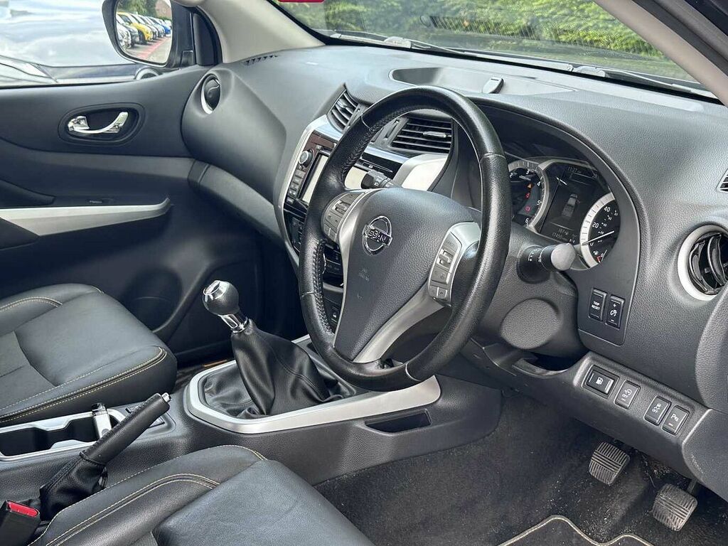Nissan Navara Pickup White #21