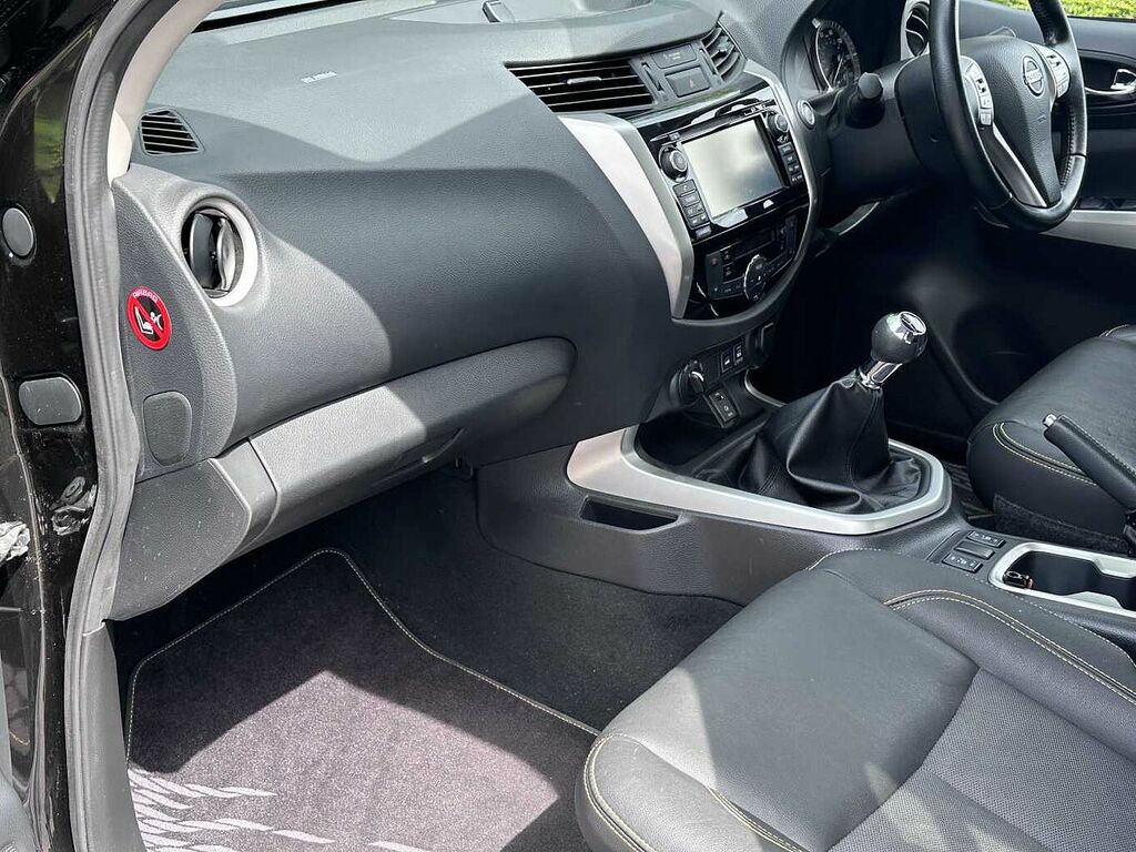 Nissan Navara Pickup White #16