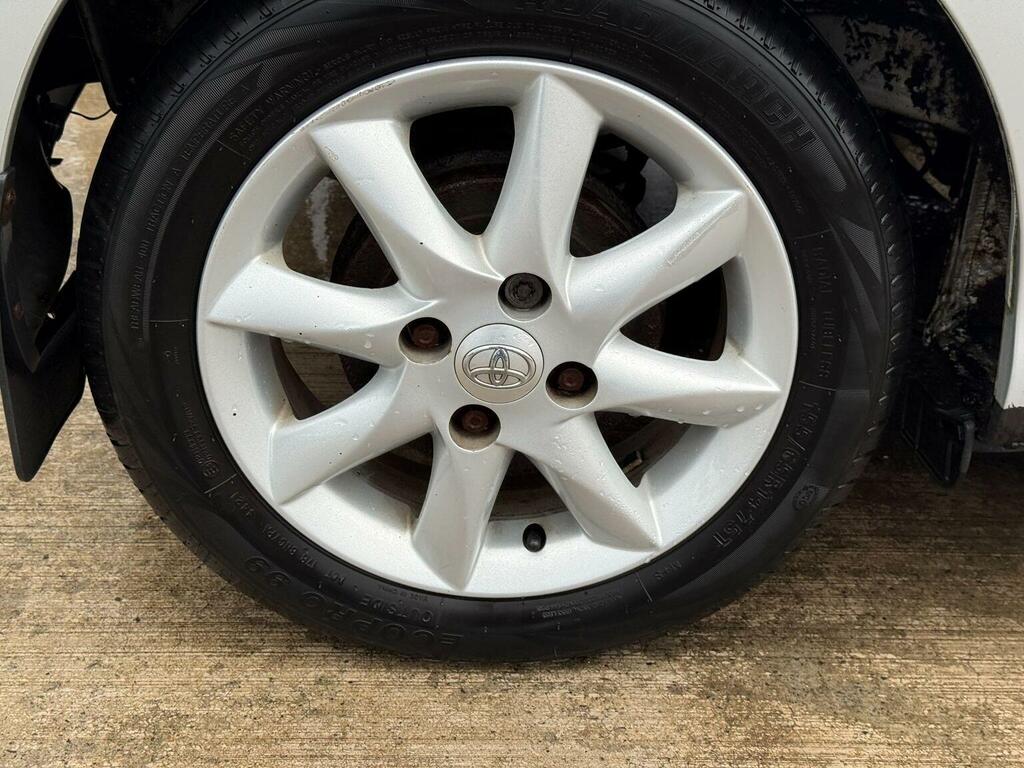 Toyota Aygo Hatchback Silver #20
