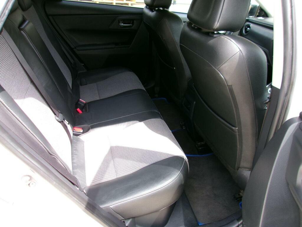 Toyota Auris 1.6 D-4d Design 110 Bhp Silver #36