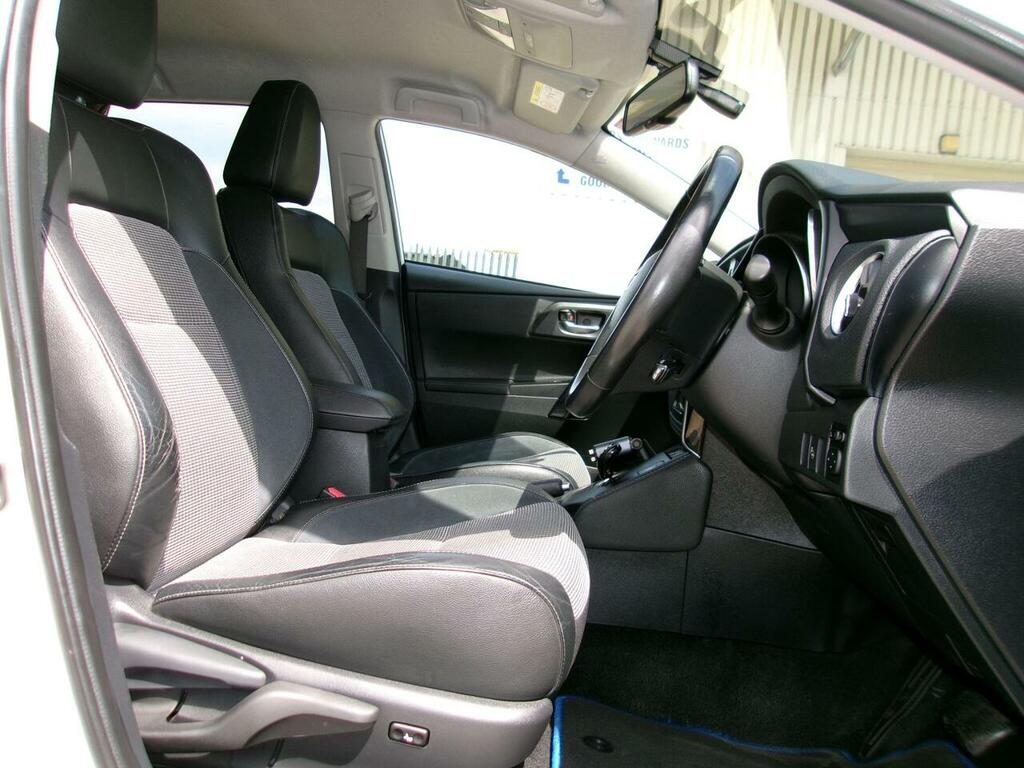 Toyota Auris 1.6 D-4d Design 110 Bhp Silver #17