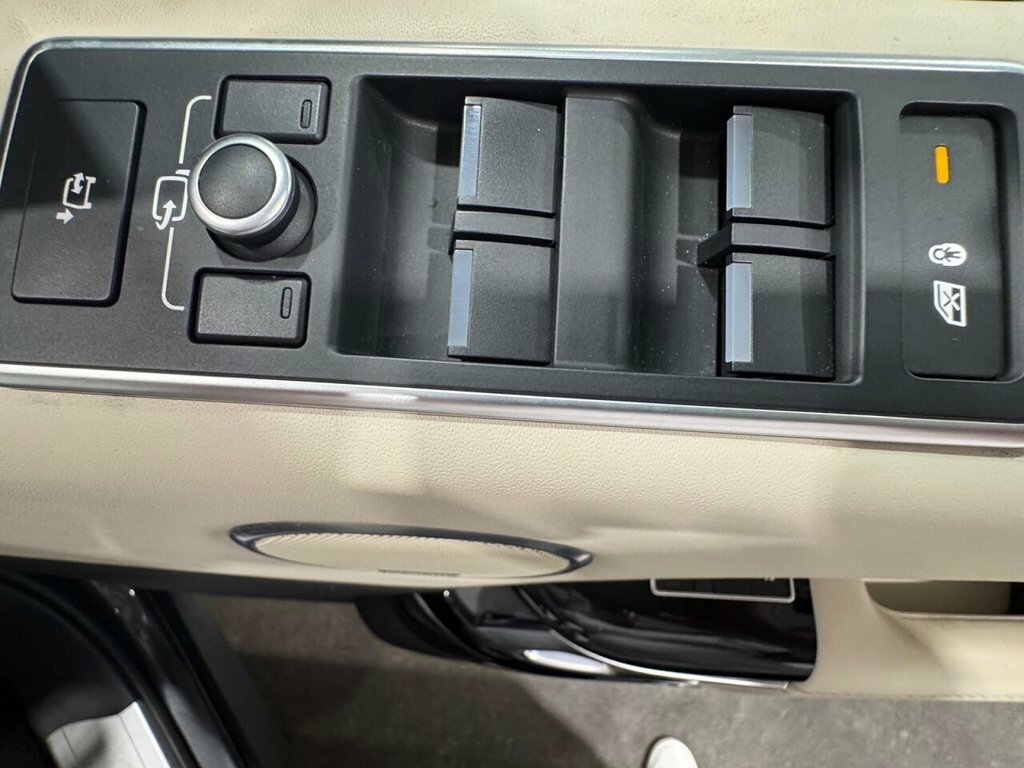 Land Rover Range Rover R-dynamic S White #41