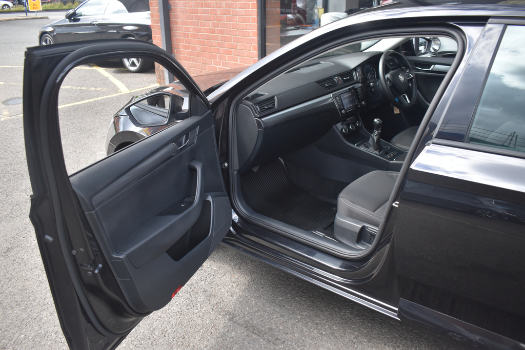 Skoda Superb 2.0 Tdi Scr 190Ps Sel Executive Hatchback Grey #32