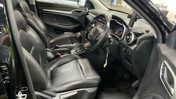 MG ZS Exclusive Black #2