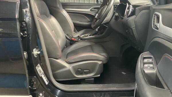 MG ZS Exclusive Black #2