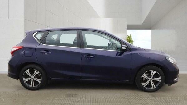 Nissan Pulsar Hatchback Red #7