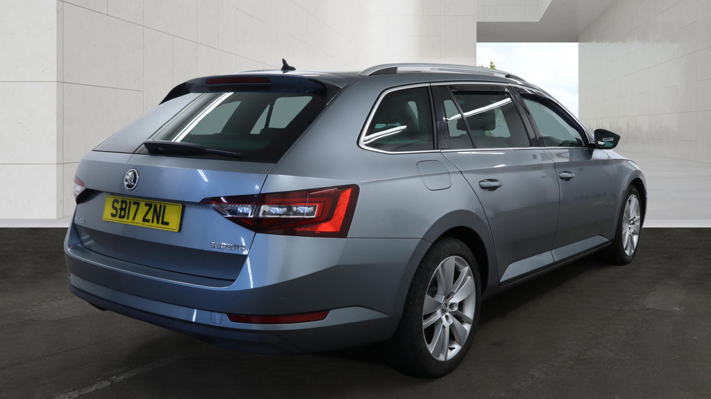 Skoda Superb 2.0 Tdi 150Ps Sportline Hatchback Red #10