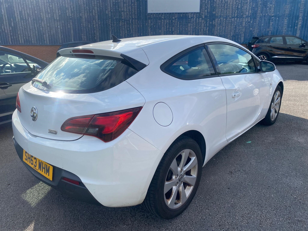 Vauxhall Astra GTC Coupe White #5