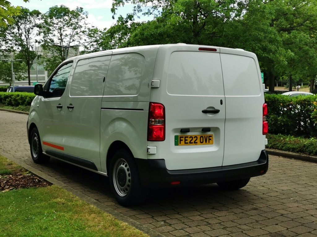 Vauxhall Vivaro Mpv FE22OVF White #4