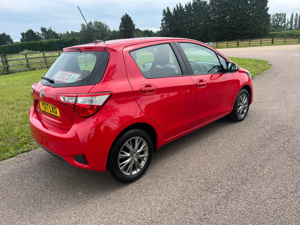 Toyota Yaris 1.5 Vvt-i Icon Tech Hatchback Red #4