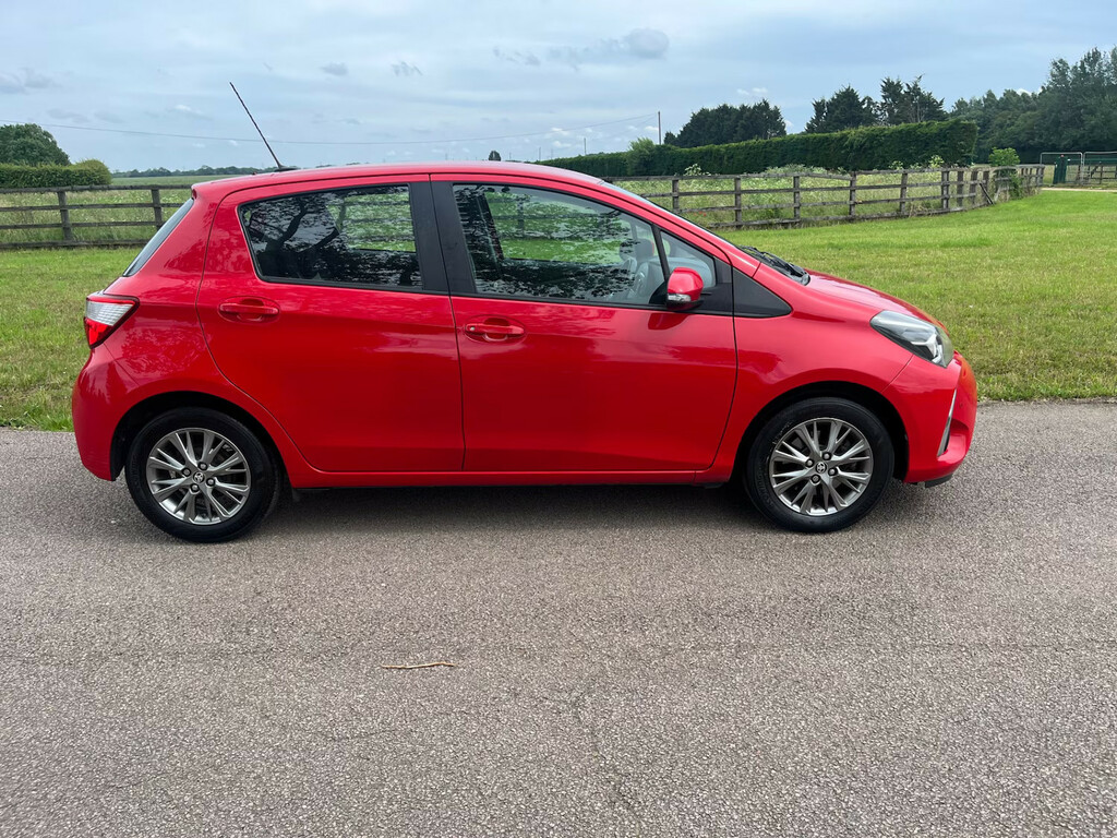 Toyota Yaris 1.5 Vvt-i Icon Tech Hatchback Red #3
