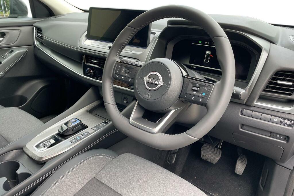 Nissan Qashqai 1.3 Dig-t Mh N-connecta Glass Roof LS26WOV Black #6