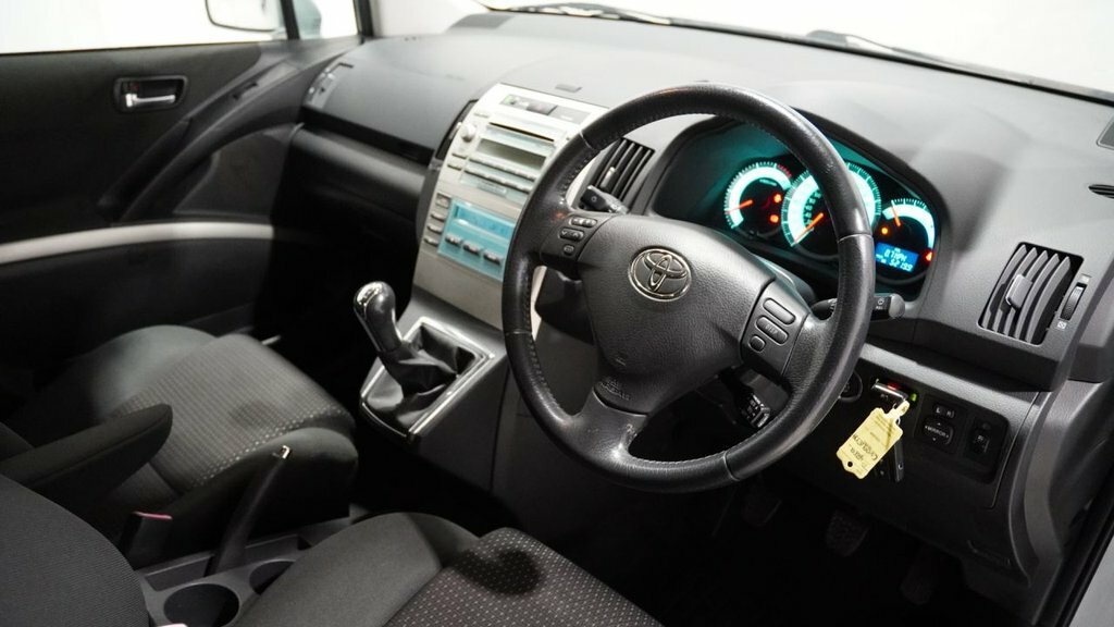Toyota Corolla Verso Mpv Silver #2
