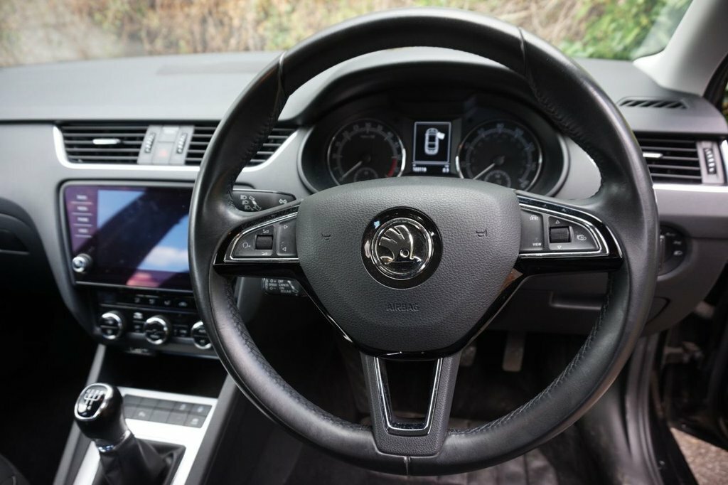 Skoda Octavia 1.6L Se Technology Black #4