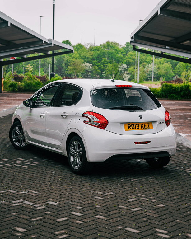 Peugeot 208 E-hdi Active White #8